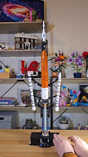 Direction l'espace avec la construction du set LEGO Technic 42221 La Fusée SLS NASA Artemis 🚀🌕🤩 https://tinyurl.com/yrfjbukf Disponible dans tous les magasins Smyths Toys et sur notre site à 59,99€ avec la référence 253704 😉 Viens découvrir ce magnifique set LEGO Space et les autres nouveautés LEGO chez Smyths Toys 😁 Livraison standard offerte dès 29€ d'achat en France et en Belgique. Voir conditions en ligne 📦 | Smyths Toys Superstores FR