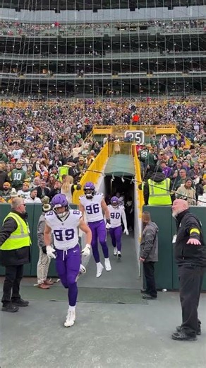 Vikings Run Out for Border Battle at Lambeau Field 🙌