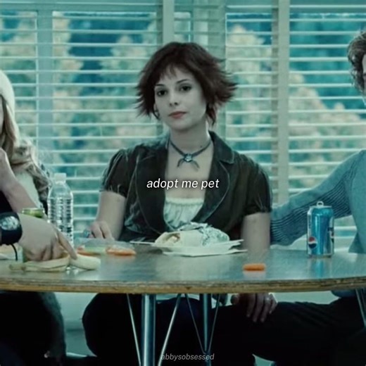 there's like no scenes of bella crying ✌️ #twilight #funny #relatable #bellaswan #edit #foryou