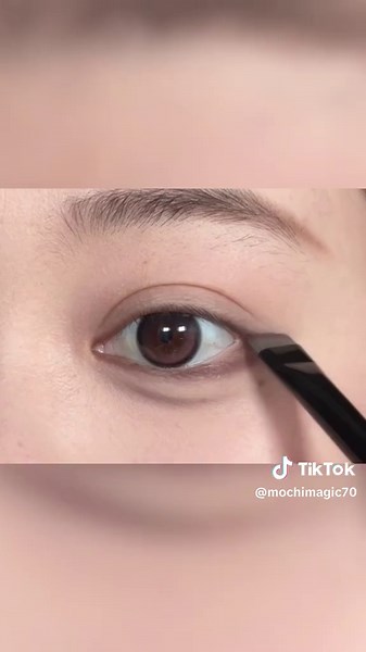 毎日のアイメイクチュートリアル - 初心者向け