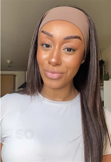 Here’s how to support your iron levels without wrecking your gut: 1️⃣ Choose iron your body actually absorbs • Heme iron (from animal foods) is absorbed best • Non-heme iron (plant-based) still counts — just needs support 2️⃣ Iron-rich foods beyond spinach & steak • Eggs, sardines, mussels • Lentils, chickpeas, tofu • Pumpkin seeds, tahini, oats • Dark chocolate & blackstrap molasses (yes, really) 3️⃣ Absorption matters more than amounts ✔ Pair iron foods with vitamin C (citrus, berries, peppers