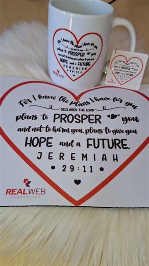 This personalised work gift was such a joy to create ✨💼 It included a cup, a mouse pad, key ring