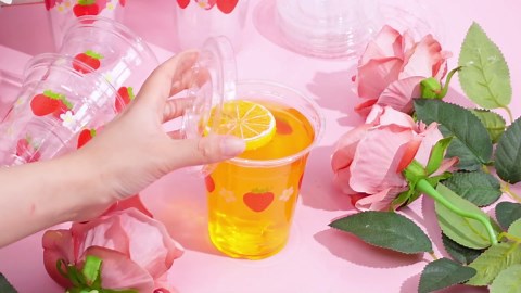 Blushtier 100 Set 12 oz Strawberry Disposable Plastic Cups with Lids and Straws Clear Strawberry Cups for Juice Water Coffee Tea Birthday Summer Fruit Party Supplies (Red)