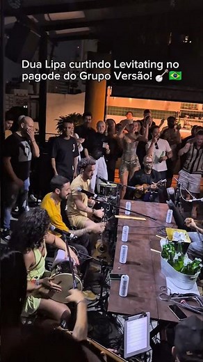Dua Lipa curtindo Levitating no pagode! #dualipa #levitating #samba #pagode #fyp