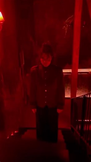 🛎️ Ils ont l'air presque sympathiques nos locataires avec cette ambiance non ? (La réponse est non, si vous doutez 😈) 📍 The Hostel Escape Game, Bordeaux Lac et Talence #quoifaireabordeaux #bordeaux #escapegame