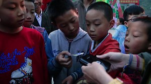 Sandrine, employée chez HP France, est partie faire le tour du monde en famille ! 3ème & dernière étape : l'Asie 🚩 Afin de laisser un souvenir durable aux personnes rencontrées là-bas, ses enfants ont imprimé des photos sur place avec la mini-imprimante HP Sprocket ! 📷 | HP