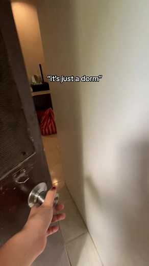 it’s THE dorm that has seen and heard all our cries, laughter, and everything in between 🥺 #dormlife #collegelife #collegememories #dormthings #dormtok #collegedorm @