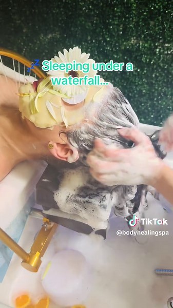 💤 Sleeping under a waterfall… That’s the feeling of our Japanese Head Spa. The sound of flowing water, the touch of deep massage, the release of every tension. 🌊 Scalp cleansing 🌸 Facial relaxation 💆‍♀️ Massage therapy ✨ A healing journey that carries you into dreamlike peace. 📍 Body Healing Spa – Northcote, Melbourne 🕙 Open daily | 10am–8pm 📲 Book now: www.bodyhealingspa.com | 📞 0426 875 222 #BodyHealingSpa #JapaneseHeadSpa #headspamelbourne #headspa #healing
