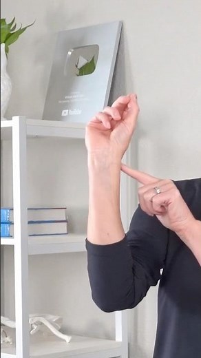 The SECRET wrist move you never knew you needed. Try it out! 🤜🤛 #wrist #virtualhandcare