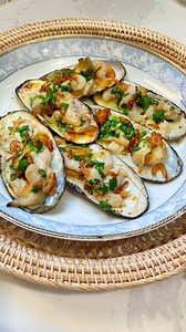 WASHINGTON LIVE RAZOR CLAMS && GARLIC BUTTER SCALLION SAUCE! RAZOR CLAM PREP - Pull the shell apart carefully - Cut off the digestion sac near the center - Snip the tip of the siphon - Rinse thoroughly under cold water & squeeze out the grit from the body & sac - Cut lengthwise down the siphon, foot & sac to open them up - Thinly slice the clams - Rinse any remaining sand & grit - Place clams back onto the shell GARLIC BUTTER SCALLION SAUCE - Microwave 1/4 stick of melted butter with 1 tsp of mi