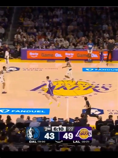 HOW DID HE SEE HIM?! 🔭 Marcus Smart throws a 70-foot DIME to Jaxson Hayes! 🤯🏀 #QuarterbackPass #NBAHighlights #Dunk #Lakers