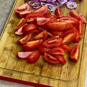 60K views · 856 reactions | Aragosta o astice alla catalana Ingredienti per 4 persone 700 g di aragosta o astice 300 g di pomodorini 1 cipolla di Tropea 3-4 cucchiai di olio evo 3 cucchiai di limone Sale q.b. Pepe nero q.b. 2-3 foglie di alloro | Carlo Gaiano | Facebook