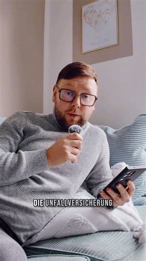 Die Versicherung on Instagram: "Karneval im Internet und im echten Leben zeigt eins ganz deutlich: Es geht schneller, als man denkt. 😅🎭 Wenn aus Spaß plötzlich Ernst wird, ist es gut zu wissen, dass man nicht alleine dasteht – egal ob jemand anderes zu Schaden kommt oder man selbst unsanft landet. 🛡️ ❗️Also: genießt den Trubel, lacht viel und passt auf euch auf. Wir wünschen euch einen großartigen Altweiberball! 🎉🥳 #karneval #karnevalistischertanzsport #karnevalkostüm #karnevalinköln #guten