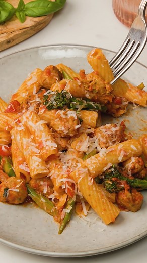 Barilla on Instagram: "From the kick of spicy sausage to the creamy richness of Arrabbiata sauce, this pasta recipe will create unforgettable moments around the dinner table! 🫶 Ingredients: 320g Barilla Tortiglioni 400g Barilla Arrabbiata sauce 1 tbsp extra virgin olive oil 250g tender stem broccoli, small florets separated and stem finely sliced 4 Italian style sausages, skin removed and broken into small pieces 4 garlic cloves, sliced 1 red chilli, finely sliced 15g Parmigiano, grated Method: