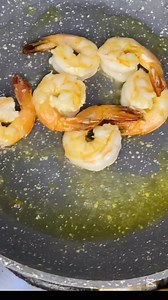 Hoje trazermos uma receita da Armi Foglone coxinha de camarão 🍤 😋 RECHEIO -300 gramas de camarão -1 /2 cebola picada -4 dentes de alho picados -1 colherzinha de páprica -1 colherzinha de cominho -75 ml de leite fresco -1 colher de sopa de óleo -Queijo ralado q.b -Sal ou caldo em pó.q.b MASSA -500 ml de farinha de trigo -500 ml de leite fresco -2 colheres de sopa de manteiga -sal q.b EMPANAR -1|1.2 chávena de leite fresco -1 ovo -pão ralado q.b Nota: Colocar queijo na hora de moldar as coxinhas