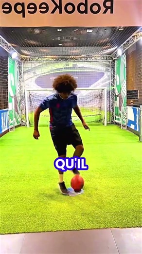 😨 Pourquoi même Messi n'a pas réussi à battre ce robot gardien ?