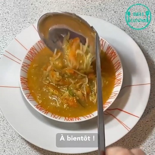606K views · 10K reactions | Une bonne soupe de légumes râpés ultra nutritive  (Cuisson rapide) Ingrédients : 2 pommes de terres 2 carottes 1 courgette 1 brocoli 25g de vermicelles Eau Sel, poivre, paprika, ail en poudre, coriandre en poudre | Deli Cuisine | Facebook