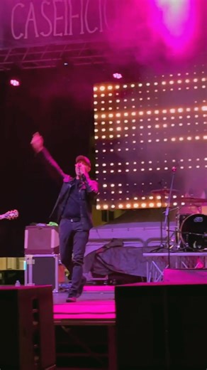 ✨"Oh, You look so beautiful tonight" ✨ Le luci, la musica, l'emozione unica di un live degli U2. Noi cerchiamo di portarla sul palco per voi. 📅 Prossimi concerti in arrivo - Non perdeteli! 👉 Seguite la pagina per tutte le date #U2Tribute #UtourBand #LiveMusic #U2Experience #CityOfBlindingLights #TributeBand #ConcertiLive #MusicaLive | UTour - U2 Historic Live Tribute Band