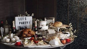 Festive celebrations ideas! Here's some styling tips by the lovely Myke Motus, whether it's a dinner at home or staycation at Tanglin. Click here for more festive ideas >> https://goo.gl/fSzjT6 #HotelJenTanglin #LeaveBoringBehind #MerryChristmas | JEN Singapore Tanglin by Shangri-La