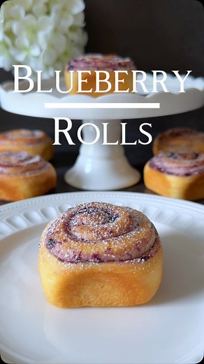 Fluffy Blueberry Rolls Recipe 😍🤍🫐 These soft blueberry rolls are a delight for breakfast or afternoon coffee. A thin layer of blueberry jam adds a fruity sweetness! 🥰 📝 Ingredients for the Dough: • 250 g (2 cups) all-purpose flour • 40 g (3 tbsp) sugar • ½ tsp salt • 120 ml (½ cup) lukewarm milk • 20 g (1 ½ tbsp) soft butter • 1 tsp vanilla extract • 1 tsp dry yeast • 1 egg (medium) For the Filling & Topping: • About 80 g (4 tbsp) blueberry jam • 10 g butter (for brushing after baking) • Po