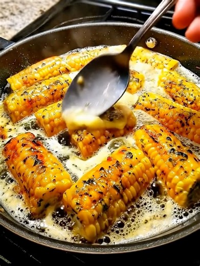 Creamy Garlic Butter Corn on the Cob (Skillet Style) Ingredients: 6–8 ears of corn, cut into thirds 4 tablespoons unsalted butter 3–4 cloves garlic, minced ½ cup heavy cream ½ cup grated Parmesan cheese 1 teaspoon dried parsley or thyme ½ teaspoon black pepper ½ teaspoon paprika (optional) Salt, to taste Directions: Prepare the Corn: 1.1. Cut the corn into short pieces and set them aside. Melt the Butter: 2.1. Heat a large skillet over medium heat and add the butter. Cook the Garlic: 3.1. Add th