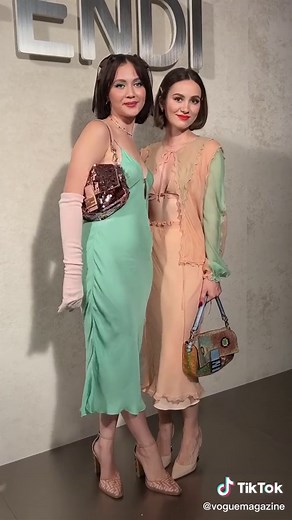 #sarahjessicaparker, #katemoss, #gracejones, and more stars arrived to #Fendi’s resort 2023 show, held inside New York City’s Hammerstein Ballroom. At tonight’s show, the brand celebrated 25 years of The Baguette bag.