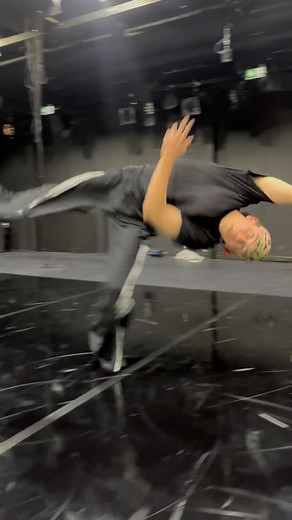 lino eckenstein on Instagram: "in process with @andreapena__ with @tanzkassel and loving every second ✨🫶🏼 #dance#contemporarydance #dancer#improvisation #improvisationdance #movement #floorwork #floorworktechnique #floorworkdance #acrobatics #acro #acrodance #spirals #turning #dancing #dancechoreography #choreography #dance #tricking#body"