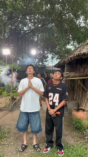 Cho tụi con quay phim đi ông ơi huhuhu | Blackbi Daily