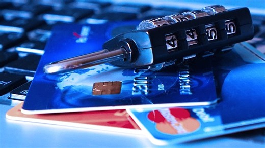 Un courrier contenant une fausse carte bancaire : la nouvelle arnaque qui peut "vider votre compte en quelques minutes"