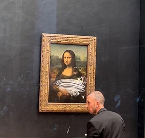 Louvre, un visitatore lancia una torta contro la Gioconda - Il video