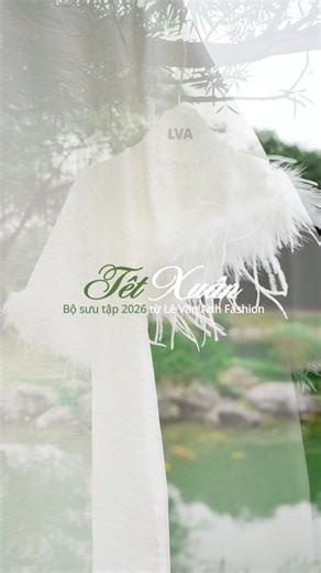 Áo dài Thanh Vũ ghi dấu ấn với sắc trắng tinh khôi điểm lông vũ mềm mại ở tay áo, tạo hiệu ứng bay bổng nhẹ như mây – vừa sang trọng tối giản, vừa quý phái nổi bật trong từng khoảnh khắc. | Lê Vân Anh Fashion