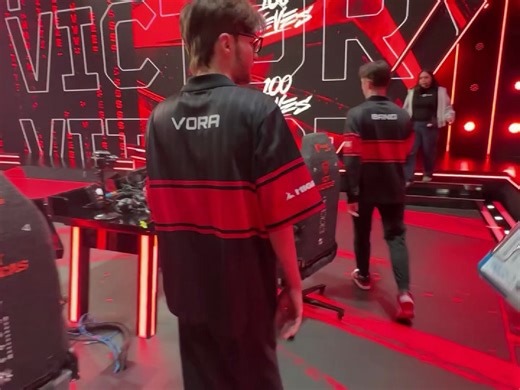 【100T vora】完成1v3残局赢下LEV后的赛场采访