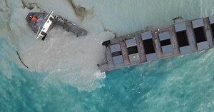 Mauritius: Ship leaking tons of oil breaks apart | Africanews