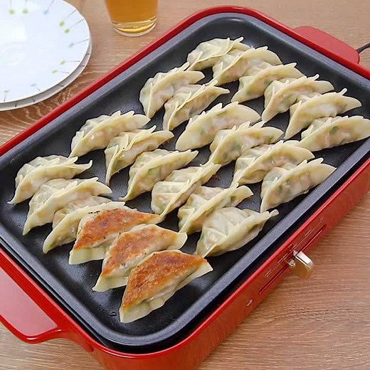 楽しい食卓間違いなし！ ホットプレートで焼き餃子のレシピ動画・作り方 | デリッシュキッチン