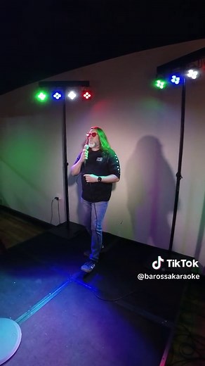 SATURDAY NIGHT KARAOKE! In this video Lynton sings 'Ballroom Blitz' by Sweet #karaoke #karaoketiktok #ballroomblitz #sing #singing #barossavalley