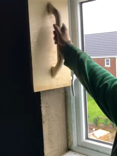 easy plastering for begginers plasterer adding a key to window revals on the sand and cement render ready for tge finish coats of finishing plaster gypsum carlite finish plaster #oddlysatisfying #fyprender #sandandcement #plasteringlife #fypcement fypplastering fypbuilding fypplaster more full videos on our u tube channel mac plastering float floating large float