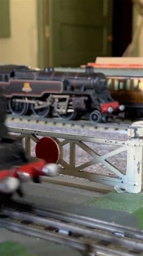 Model Railway Sights and Sounds | Hornby Dublo Level Crossing