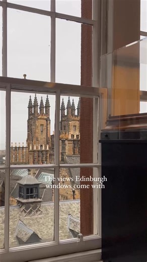 What an absolute dream to have a views like this out of your window😍🏴󠁧󠁢󠁳󠁣󠁴󠁿 #edinburgh #edinburghviews #gothic #medievaltown #edinburghscotland | edinburghinmyheart