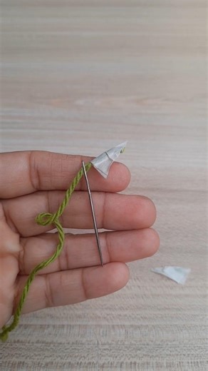 "A trick to thread a needle for beginners." 🧵 #shorts