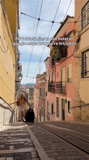 Never knew a street could need handrails 💀 Habe you been to Lisbon? 🇵🇹 #lisbon #lisboa #steep