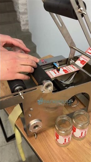 Labeling Machine XT-50 для круглої тари | Напівавтоматичний етикетувальник в роботі
