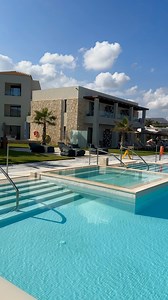 Absolutes Traumhotel auf Kreta ✨ Das erwartet euch im Paralos Kosta Alímia ⤵️ 🍕 mehrere À-la-carte-Restaurants und Bars 💦 zwei Hauptpools 🏖️ direkt a Strand mit Strand- und Poolservice 🧖‍♀️ Spa und Gym 🔗 Mehr Infos bekommt ihr über den Link in unserer Bio #kreta #malia #paralos #paraloskostaalimia #schauinslandreisen | schauinsland-reisen gmbh