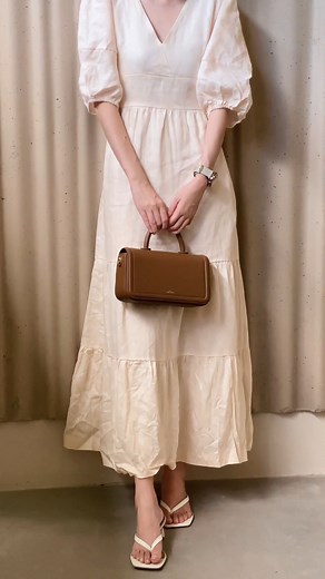 Keeping it fresh and elegant with the new Cleo Oblong Top Handle 🤎 Get the adjustable bag strap add-on for shoulder carry moments. | Tocco Toscano