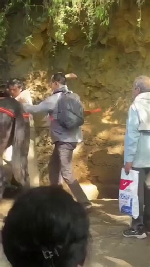🇮🇳 | Un altercado físico y verbal entre una turista y un arriero local en Jungle Chatti sacude la ruta hacia el templo de Kedarnath. La disputa escaló cuando la mujer lanzó amenazas de arresto inmediato contra el trabajador, evidenciando la fragilidad del orden público en zonas de alta montaña.El gobierno ha intentado regular el transporte animal ante constantes denuncias por maltrato, mientras los operativos de seguridad se centran en gestionar la congestión masiva. En Rudraprayag, estas fric