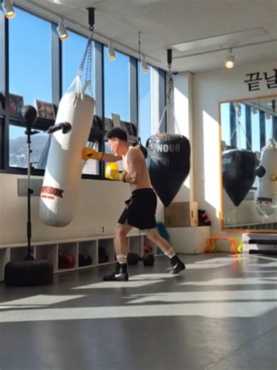 스텝을 살려서 백을 쳐보자🥊 Make a sandbag with the steps #복싱샌드백 #샌드백 #복싱샌드백 #boxingtraining #boxingsandbag