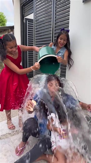 Antes de recibir el año nuevo niñas malcriadas reciben una gran lección01