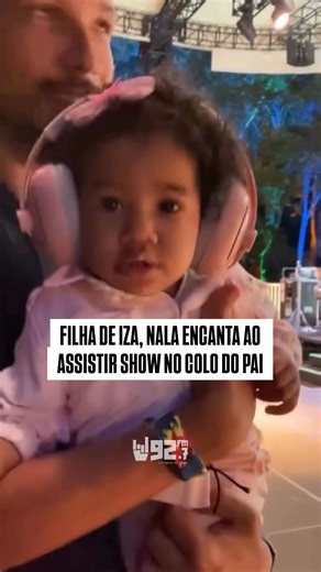 A pequena Nala, filha da cantora Iza com o jogador Yuri Lima, roubou a cena ao assistir ao show da mãe diretamente do palco, no colo do pai. O momento fofo encantou a web e emocionou os fãs, que se derreteram com a presença da menina acompanhando a apresentação. #iza #show #baby #musica | Rádio 92.7 FM