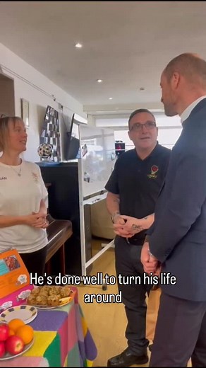 ‘Behind every average man is an even better wife,’ Prince William said today during his final engagement in North Wales, agreeing with a youth club leader on the importance of having a supportive partner. 🥹 | HELLO!