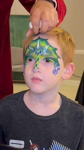 Mermaid face painting is always a top favorite! Magical blue-purple tones, shimmering scales, and soft wave lines make kids say: “I look like a real mermaid!” ✨🧜‍♀️ This design photographs beautifully and is perfect for booths, birthday parties, and ocean-themed events. The scale technique is easy to master, and with a bit of highlight, you can create a glowing ocean look. Want to learn this mermaid face painting? Click the link below and follow step by step 👇 #MermaidFacePainting #KidsFacePai