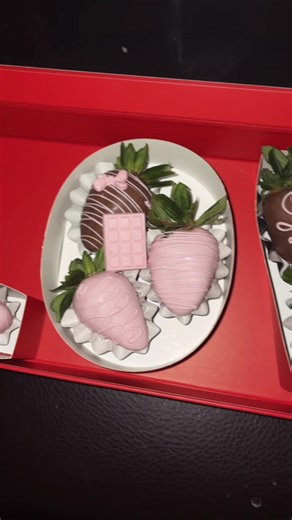 LOVE box perfect for Valentine’s Day! Can add anything you’d like in the empty spaces☺️ #valentinesdaygift #nebraska #fyp #paratiii #chcolatecoveredstrawberries